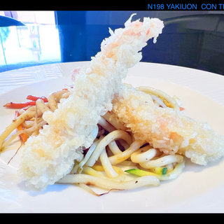 Yaki udon con tempura di gamberi