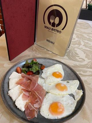 Jaja sa pršutom i svežim sirom