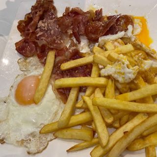 Huevos Fritos Con Patatas y Jamón