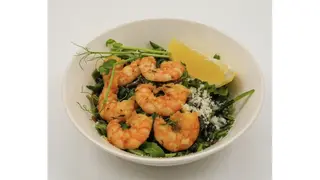 Салат с рукколой и креветками