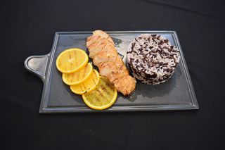 Piept de pui în sos de portocale cu garnitură de orez