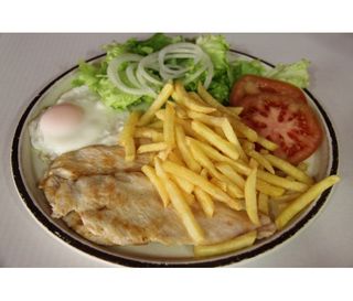 Plato combinado de albóndigas huevo patatas