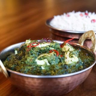 Saag Chicken Massala Com arroz ou naan.