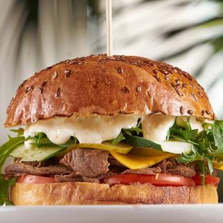 Бургер з рваною телятиною