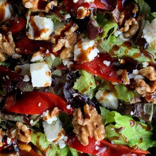 Ensalada De Piquillos, Queso Feta Y Nueces 