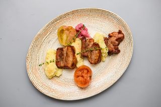 Coaste de porc de la garniţă cu piure şi murături de casă