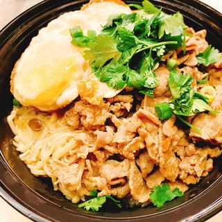 芝麻肥牛金针菇盖饭 Arroz con ternera fina, enoki, huevo, salsa de cacahuete y sésamo