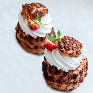 Ptyś Śmietankowy z Owocami