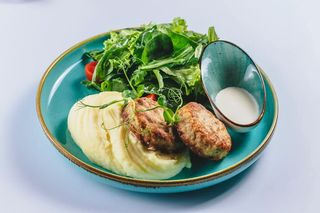 Куриные котлетки на подушке из пюре (430 гр.)