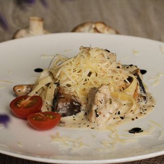 Паста "Тальятелле" с курицей и грибами