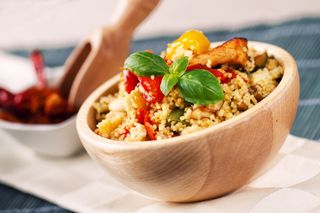 Pileća couscous salata sa feta sirom