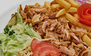 Piatto kebab con verdure grigliate