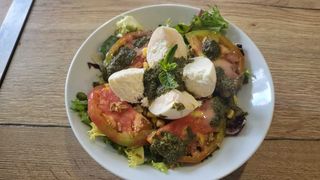 Ensalada De Burrata Con Mermelada De Tomate Y Brotes Tiernos