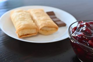 Slatke rolnice sa višnjama i čokoladom