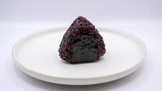 585. Onigiri nero gamberi fritti