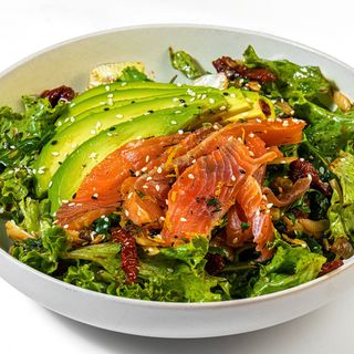 Салата със сьомга и авокадо 250 г