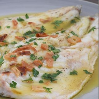 Lubina a la espalda Guarnición patata fritas