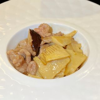 084. Manzo con funghi e bambù