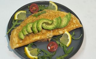 Omletă cu avocado și toast