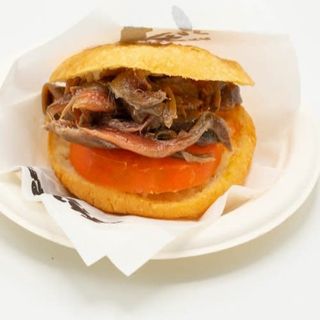 Arepa De Mechada Con Queso Y Tomate