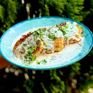 Деруни з моцарелою у вершково-грибному соусі