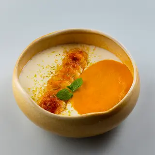 Манная каша с обожжёнными бананами и муссом из манго (340 гр.)
