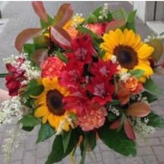 Mazzo fiori misti arancio, giallo e rosso piccolo