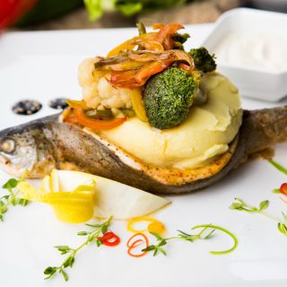 Форель с овощами