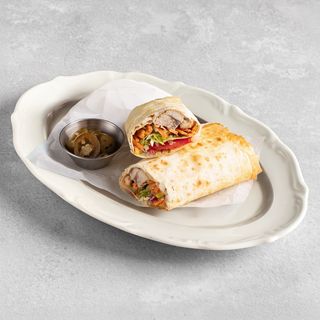 Ролл с цыпленком, сезонными овощами и кунжутным соусом