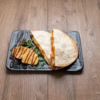 Quesadilla con pollo e brie