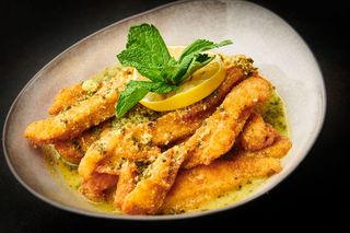 Piept de pui pane în sos de lămâie și mentă 