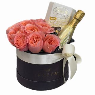 Cutie mica cu 7 trandafiri Kandy Xpression spumant si ciocolata