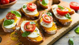 Брускети с чери домати, моцарелa и сирене чедър