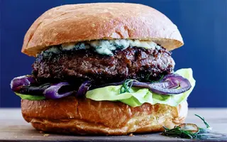 Blue Cheese Burger cu cartofi prajiti   