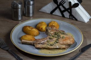 Cotlet de porc cu sos de unt si capere
