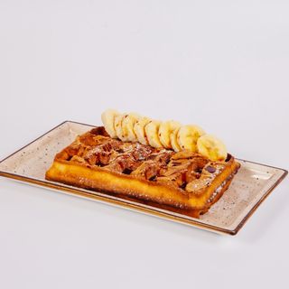 Waffle con burro d'arachidi, Banana e caramello.