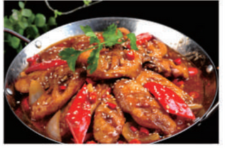 70 Alette di pollo in salsa piccante nella pentola calda