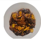 ternera con bambú y setas chinas