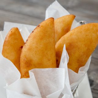 Empanada de Frijol negro con queso