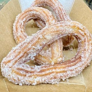 CHURROS - pastella fritta spolverata di zucchero e cannella, salsa al cioccolato
