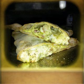 Calzone carbonaro