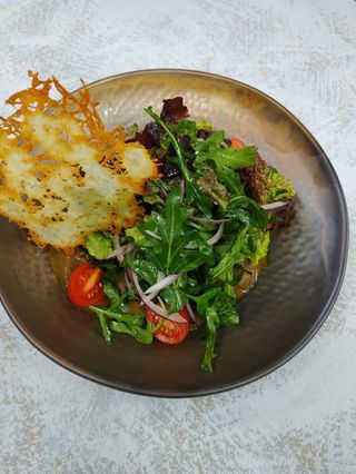 Теплый салат с говядиной и имбирным соусом