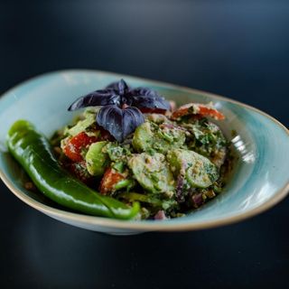 კიტრი-პომიდვრის სალათი ნიგვზით