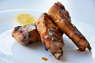 Мариновани свински ребра с барбекю сос (300г)