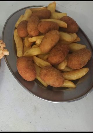 Media Ración De Croquetas De Pollo Caseras Con Patatas