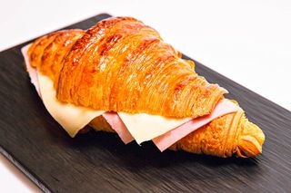 Croissant Con Jamón Y Queso 