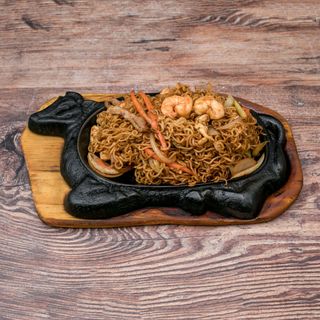 Tallarines Chinos En Fuente Quemada Al Estilo Chino