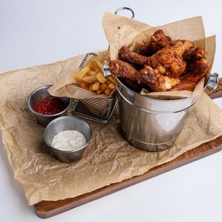 Ведро куриных крыльев