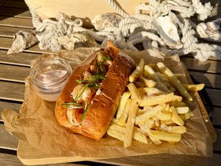 Rol de creveți în brioche, cu aioli de roșii și tartar de legume