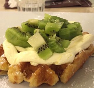 Waffel con crema Chantilly e frutta fresca